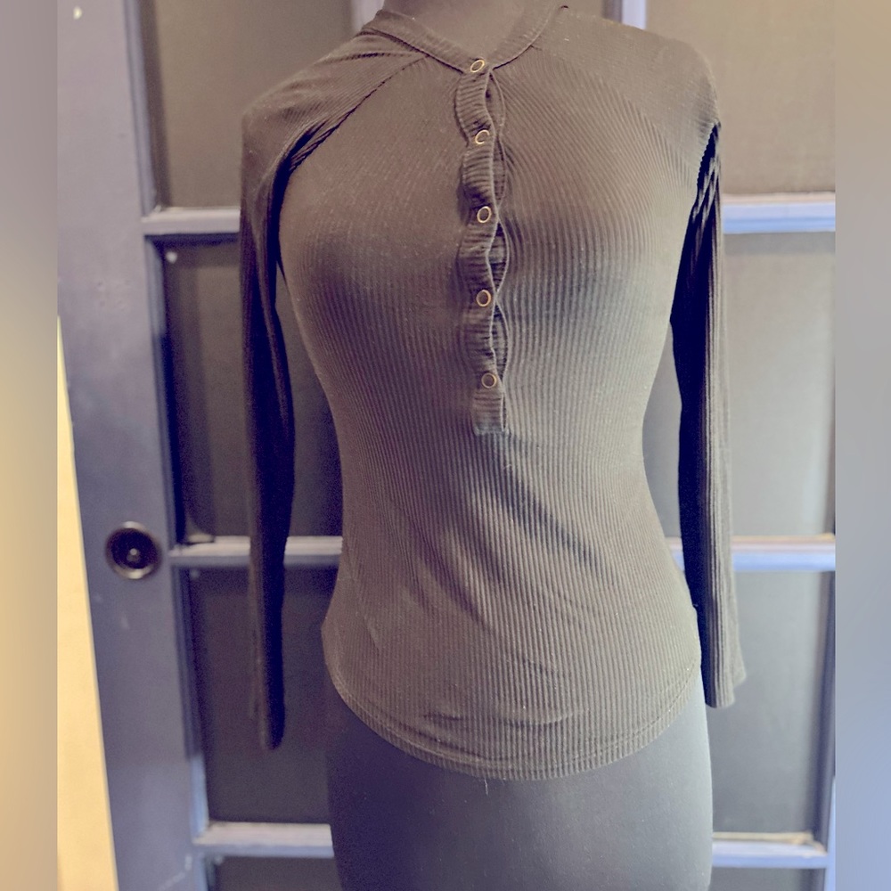 Black top button long sleeve knit